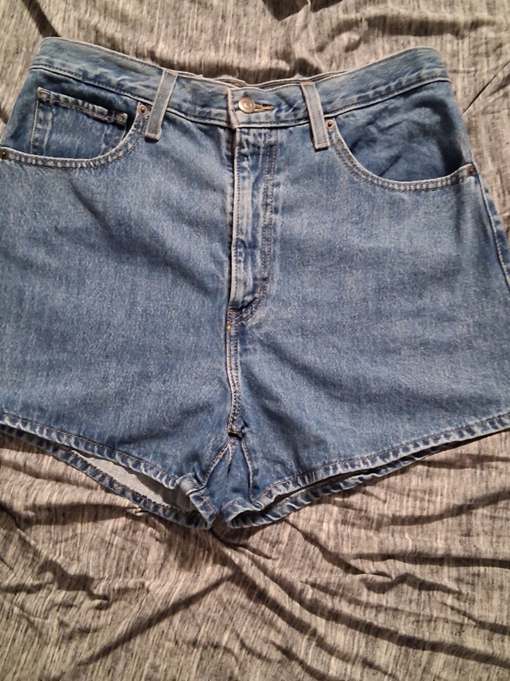 Size 31 Light to Medium Wash Denim Levi's High Waisted Mom Short